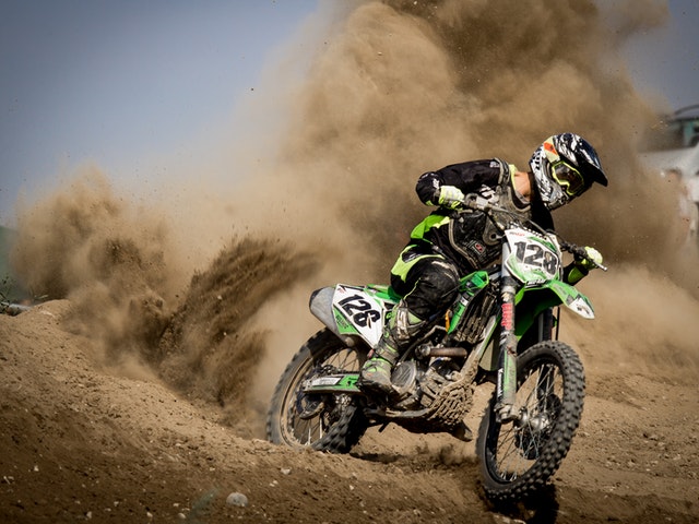 En motorcross i full fart