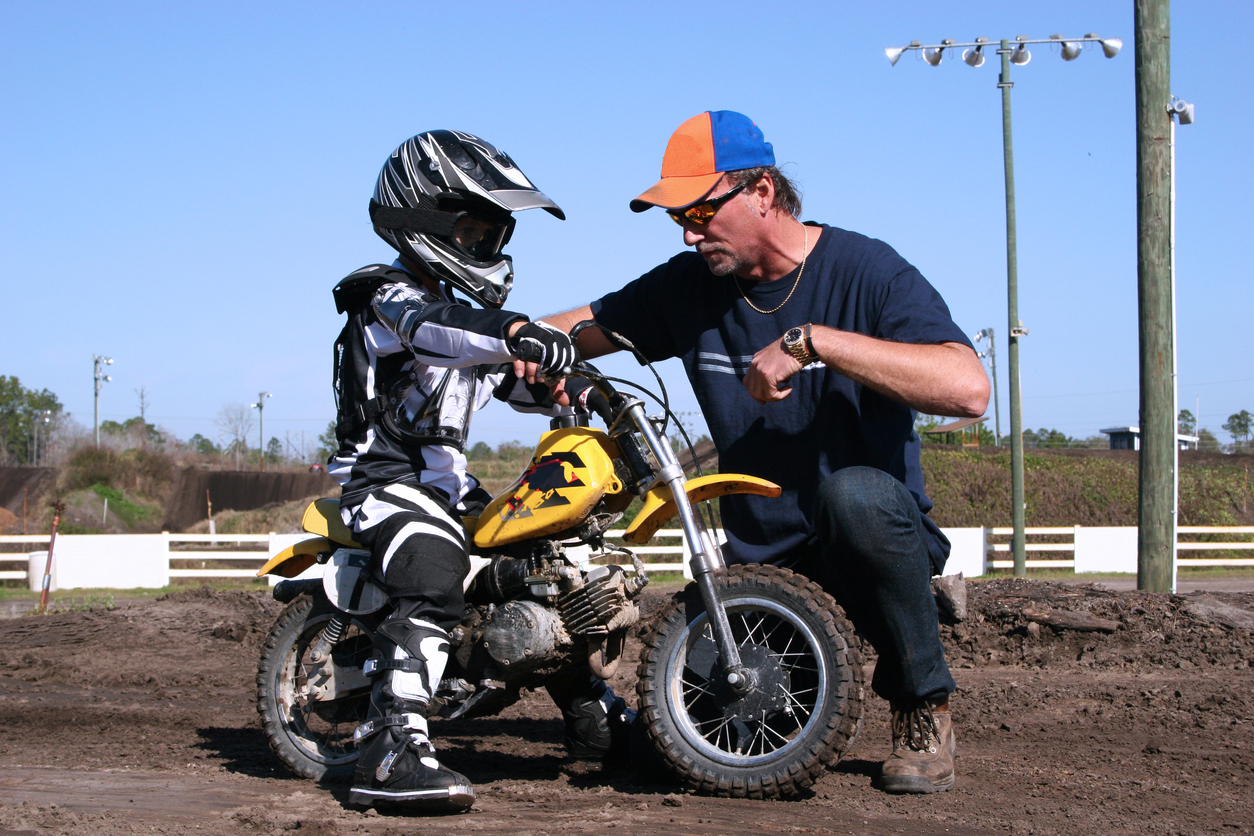 Мотоциклист с ребенком